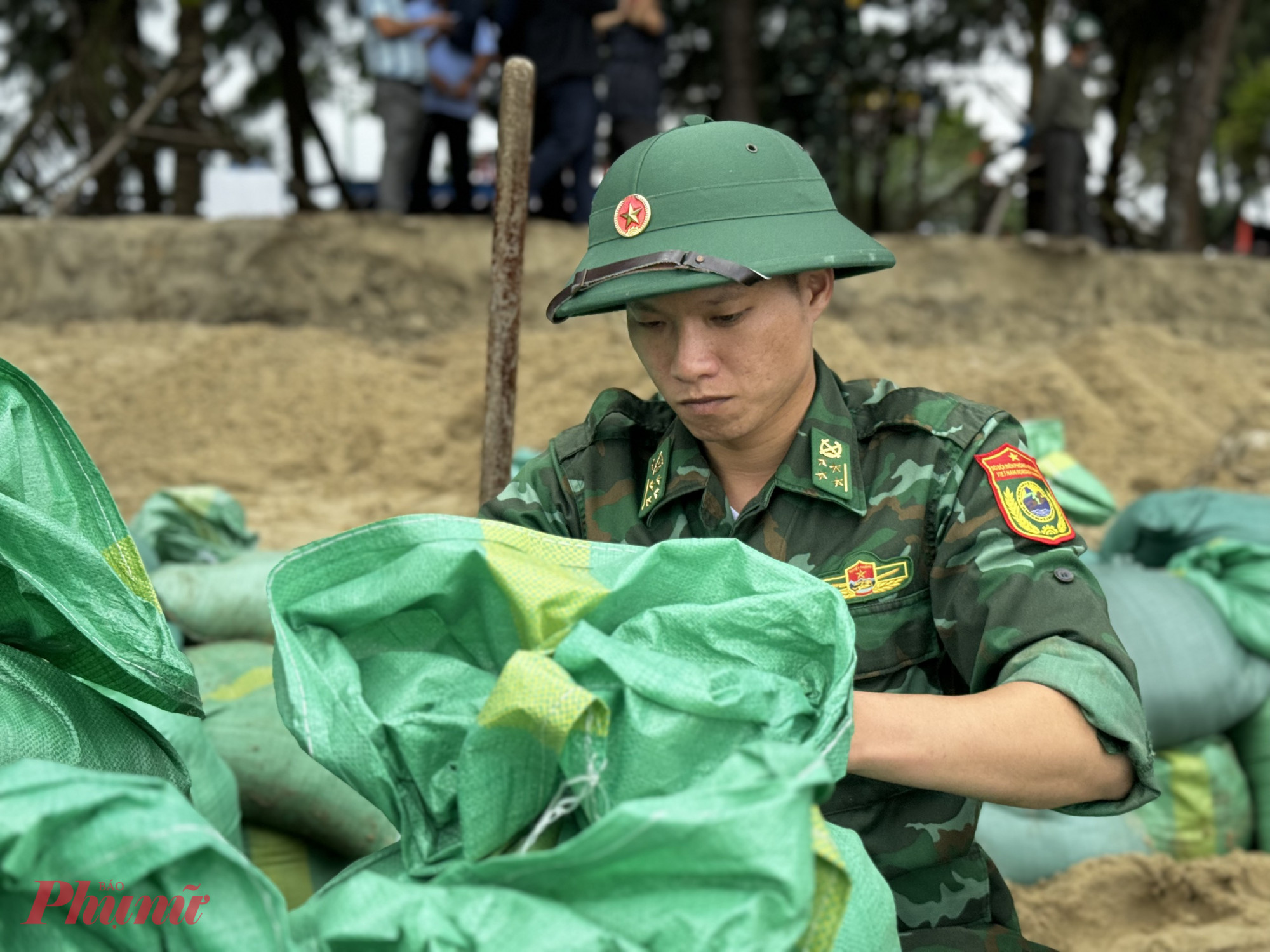 Thiếu tá Nguyễn Hữu Phước - Phó đồn trưởng Đồn Biên phòng cửa khẩu cảng Sa Kỳ - BĐBP Quảng Ngãi – cho biết: Đơn vị đã cử 20 cán bộ, chiến sĩ tham gia cùng các lực lượng. Với tinh thần rất nhiệt tình, hăng say để cố gắng  khắc phục, hạn chế đến mức tối đa để chống sạt lở, triều cường gây ra.