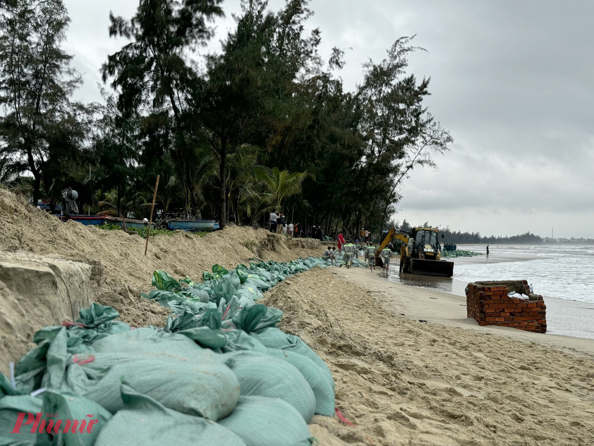 Tình trạng triều cường, sạt lở tại bờ biển Mỹ Khê diễn ra với chiều dài khoảng 700 mét, xâm thực vào bờ từ 1,5 đến 2 mét gây ảnh hưởng đến hạ tầng, cây xanh, cảnh quang bãi biển; đặc biệt đe doạ đến đời sống của nhân dân và hoạt động kinh doanh dịch vụ du lịch tại bãi biển.