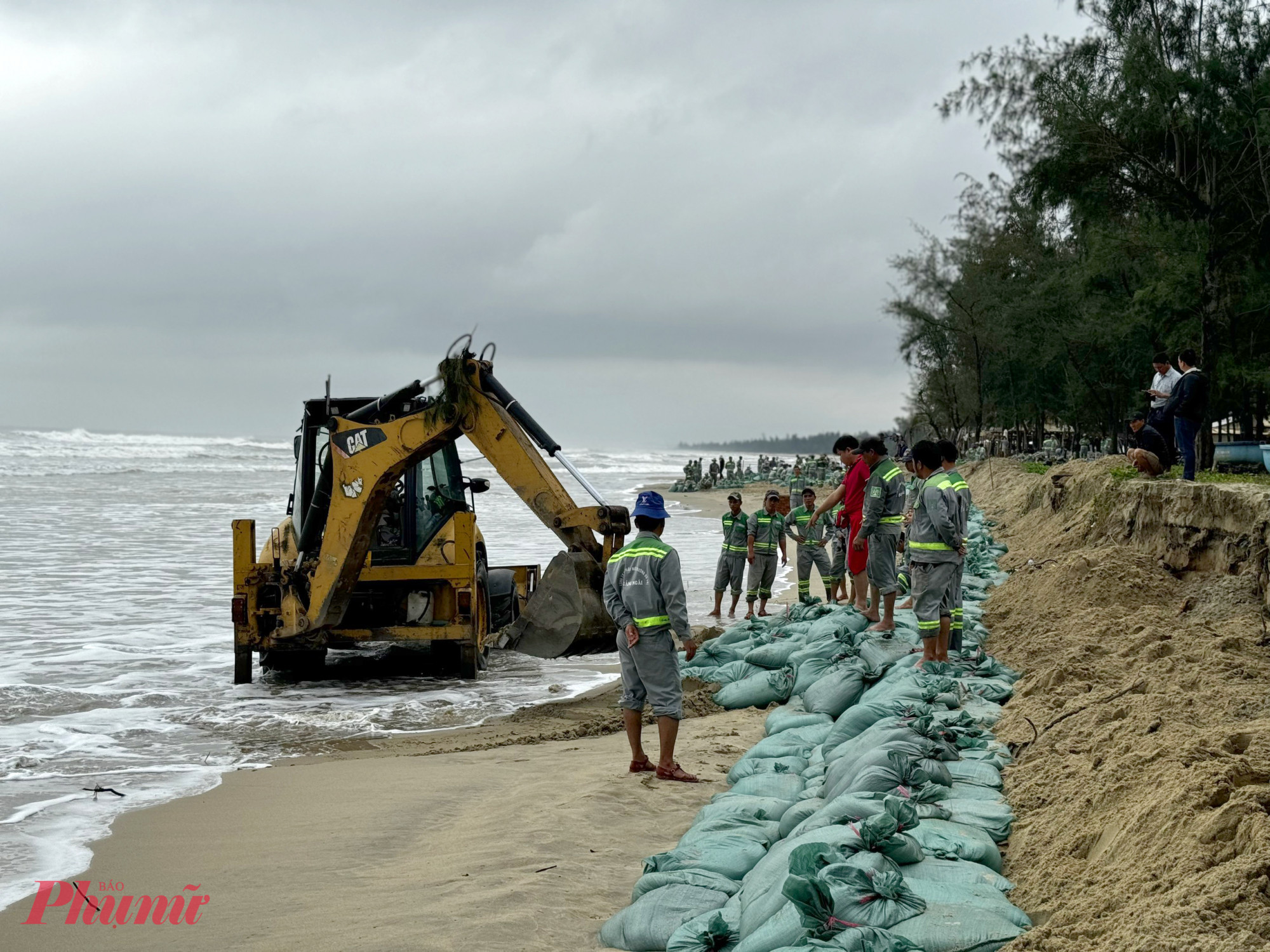 Tại bãi biển Mỹ Khê, hơn 145 cán bộ, chiến sĩ thuộc Đồn Biên phòng cửa khẩu cảng Sa Kỳ, Ban Chỉ huy Quân sự thành phố Quảng Ngãi và lực lượng dân quân thường trực khẩn trương dồn cát vào các bao tải, khuân đắp tạo thành những đoạn bờ kè ngăn chặn triều cường.