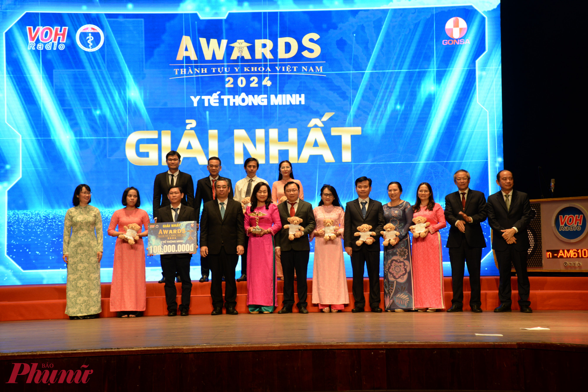 Phó bí thư Thành ủy TPHCM Nguyễn Phước Lộc và Phó chủ tịch UBND TPHCM Trần Thị Diệu Thúy trao giải nhất Thành tựu Y khoa Việt Nam lần 5