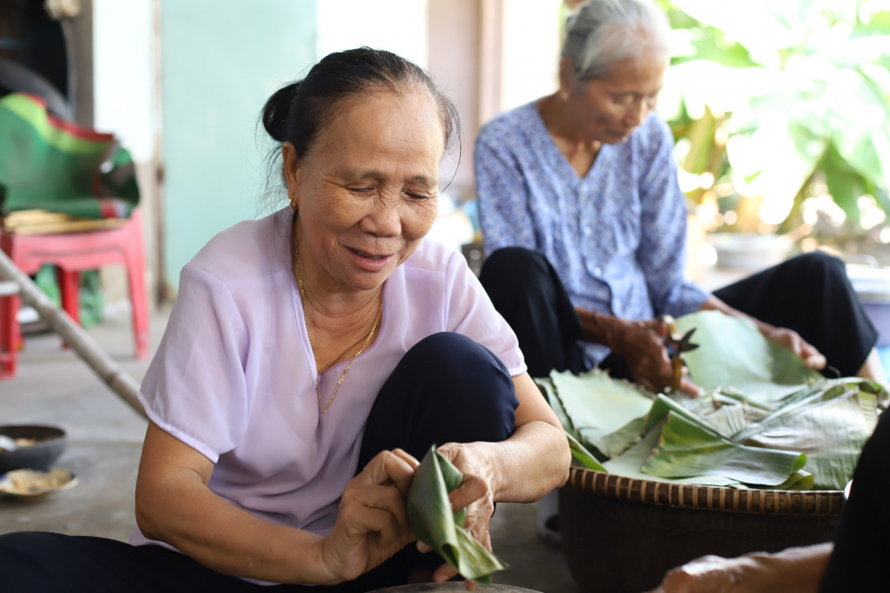 Gói bánh làm đám giỗ là dịp để má tôi và các dì 'nói chuyện ta bà'