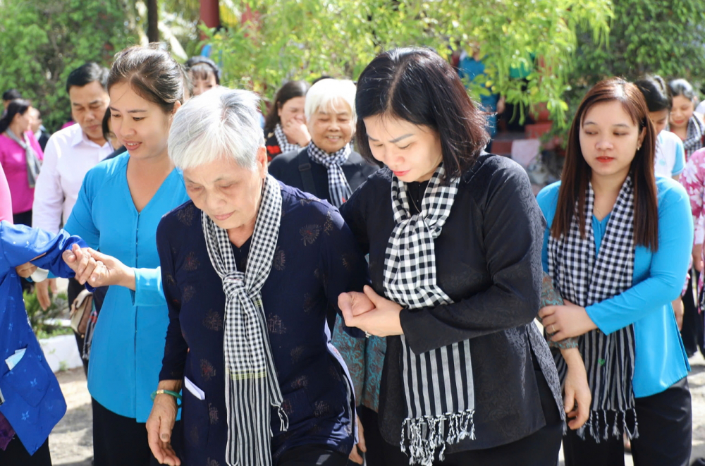 Chủ tịch Hội LHPN Việt Nam Nguyễn Thị Tuyến (hàng đầu, bìa phải) thăm hỏi các dì từng tham gia “Đội quân tóc dài” năm xưa - ẢNH: P.L.