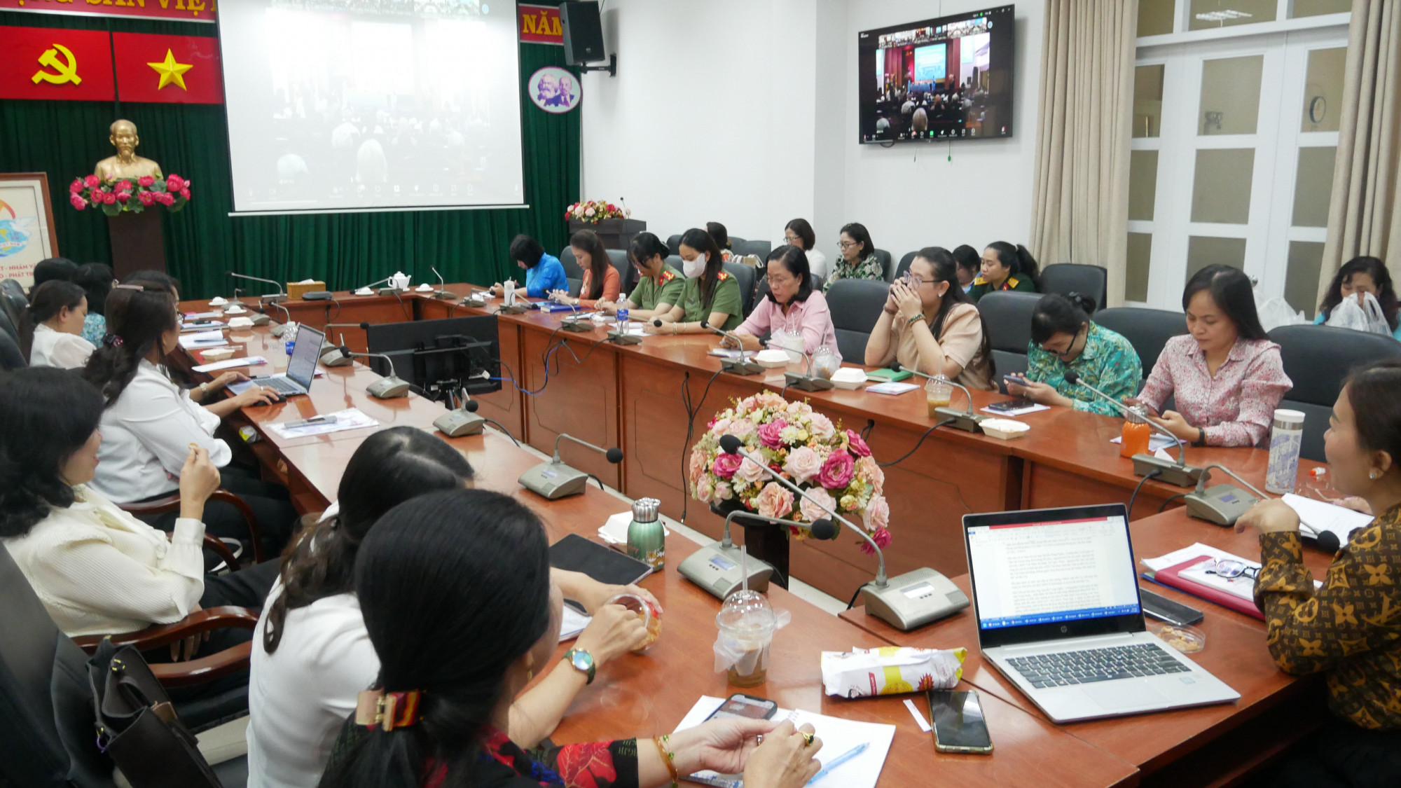 Các cán bộ hội theo dõi hội thảo tại điểm cầu Hội LHPN TPHCM 