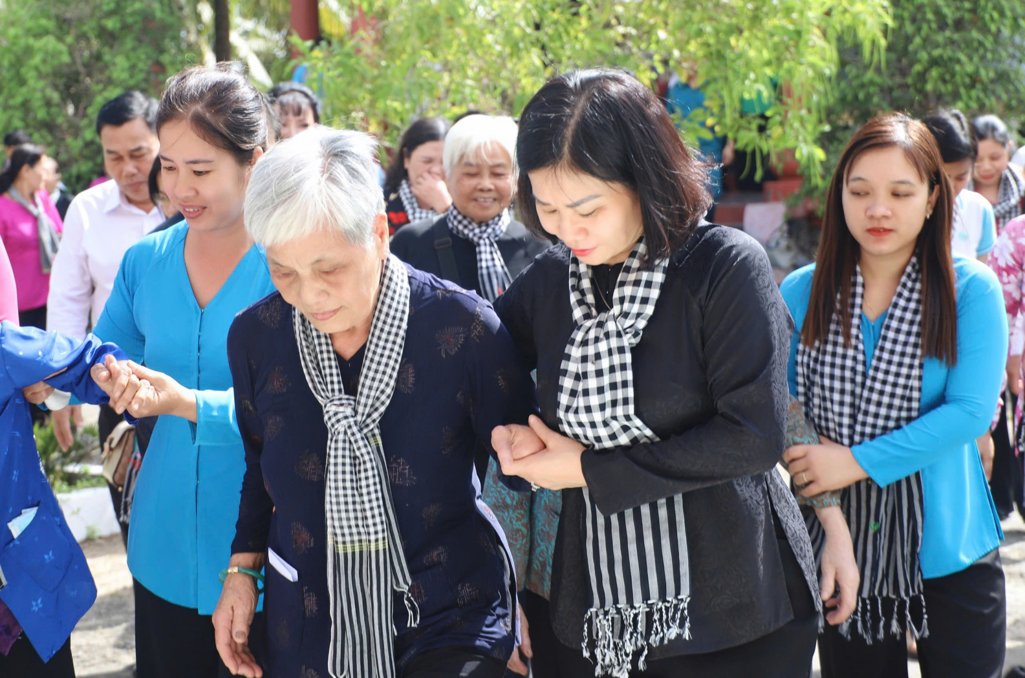 Trong khuôn khổ sự kiện hội thảo, Chủ tịch Hội LHPN Việt Nam Nguyễn Thị Tuyến cũng đã có hoạt động đến thăm, tặng quà các dì từng tham gia Đội quân tóc dài