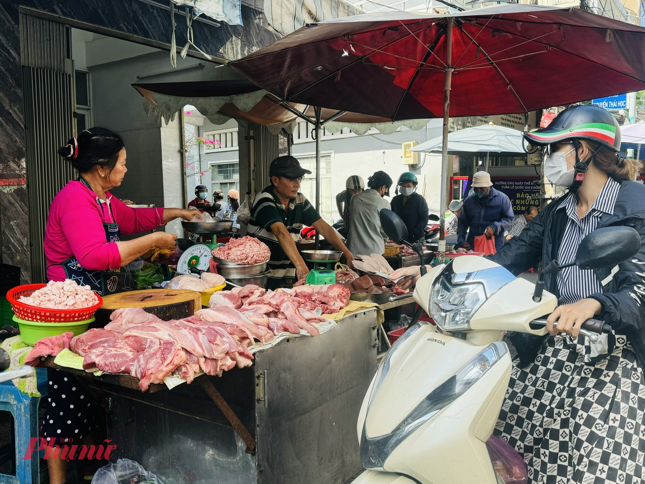 So với tháng 12/2024, giá thịt heo hiện đã tăng khoảng 30.000 – 50.000 đồng/kg, tùy loại và địa điểm bán. Do giá tăng cao, lượng khách mua giảm đáng kể. Một tiểu thương cho biết: Trước đây, khoảng 9-10 giờ sáng là chúng tôi đã bán gần hết hàng, nhưng giờ vẫn còn đầy ắp. Nhiều người đã chuyển sang mua cá hoặc các loại thực phẩm khác để tiết kiệm chi phí.