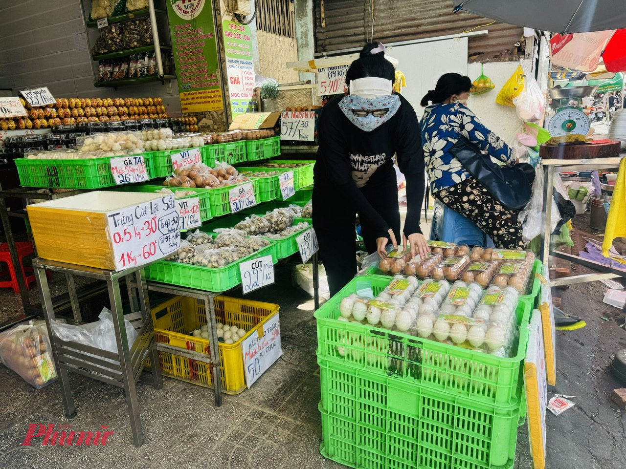 Một điểm bán tại chợ Bà Chiểu, quận Bình Thạnh, TP.HCM đang có chương trình khuyến mãi đặc biệt cho trứng gà. Cụ thể, trứng gà ta có giá 26.000 đồng/hộp, nhưng khi mua 5 hộp, khách hàng chỉ phải trả 120.000 đồng, tức là được giảm 10.000 đồng. Tương tự, trứng gà công nghiệp có giá 20.000 đồng/chục, và nếu mua 5 chục, giá chỉ còn 90.000 đồng, cũng được giảm 10.000 đồng