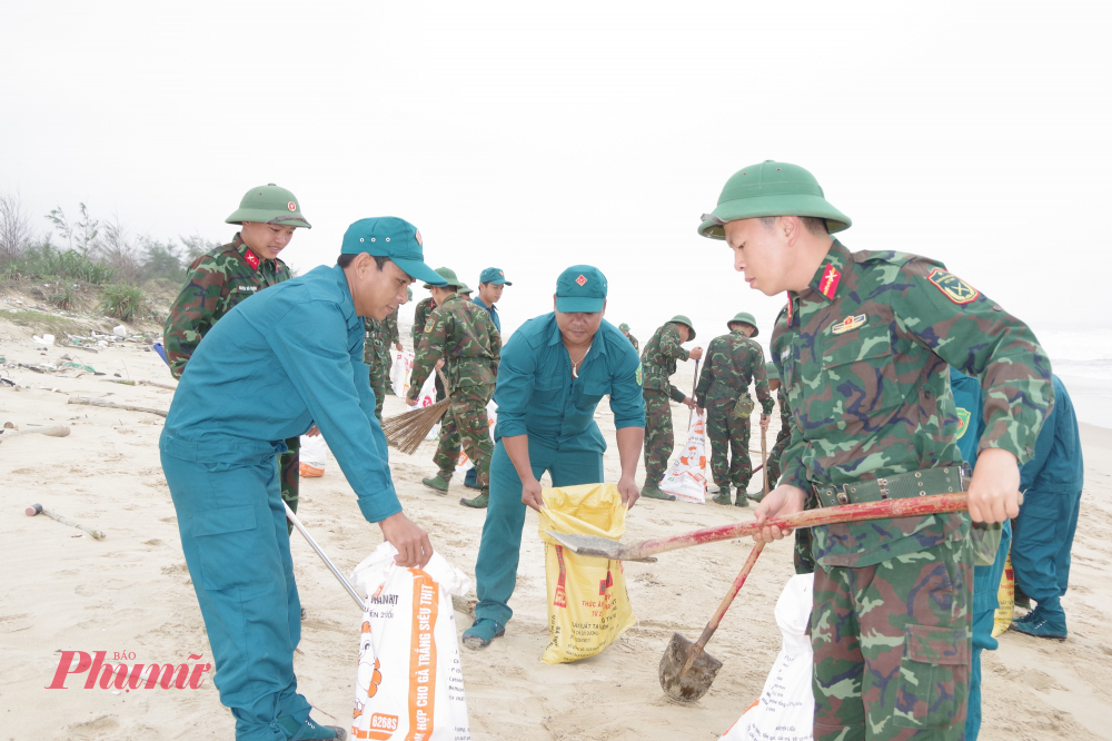 Cũng theo thông tin từ huyện Phú Lộc (TP Huế) Chiều 27/2, thông tin từ UBND huyện Phú Lộc cho biết, sau sự cố dầu vón cục  không rõ nguồn gốc tràn vào bờ với số lượng rất lớn tại khu vực biển Lăng Cô (thị trấn Lăng Cô) và xã Lộc Vĩnh, chính quyền huyện đã huy động lực lượng tại chỗ gồm công an, quân sự, biên phòng, dân quân tự vệ, đoàn viên thanh niên, nhân viên các khu du lịch, người dân… phối hợp cơ quan chuyên môn, với quân số khoảng 600 người, ra quân tổng lực tổ chức thu gom dầu tràn vón cục, nhằm đảm bảo an toàn môi trường cho khu vực vịnh đẹp thế giới Lăng Cô và vùng lân cận.