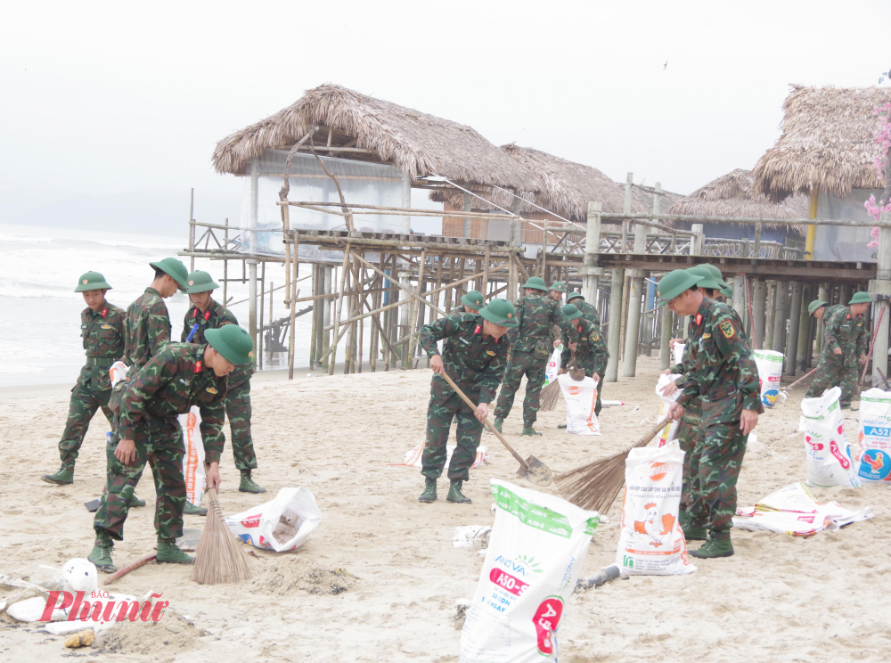 Chúng tôi cũng tập trung lực lượng vào những khu vực bị ô nhiễm nặng ảnh hưởng đến hệ sinh thái cũng như là hoạt động kinh doanh, sản xuất của nhân dân đồng thời giúp nhân dân sớm ổn định cuộc sống và trải lại môi môi trường biển an toàn