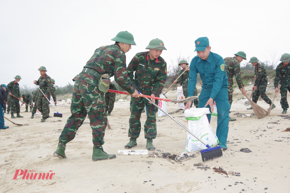 Trong ngày, các lực lượng đã tổ chức thu gom, xử lý môi trường tại khu vực bờ biển dài 7km thuộc địa bàn Lăng Cô và Lộc Vĩnh, với số lượng dầu vón cục được thu gom khoảng 40 tấn. Số dầu vón sau khi thu gom sẽ được cơ quan chuyên môn chuyển đi xử lý theo quy định