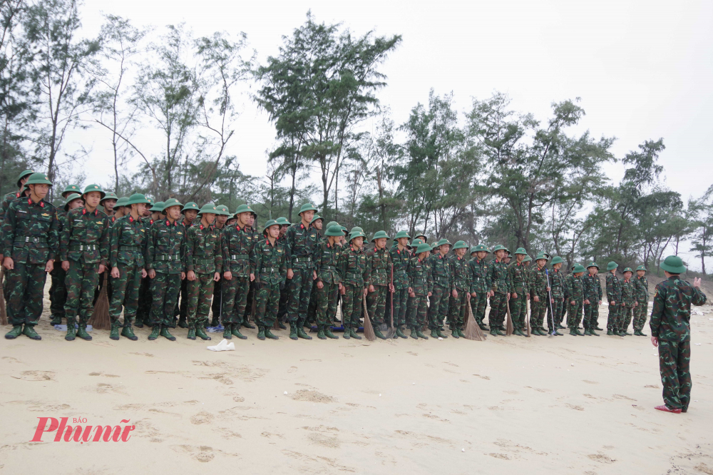            Để nhanh chóng, kịp thời xử lý sự cố môi trường biển tại Thị trấn Lăng Cô, huyệnPhú Lộc, Bộ CHQS thành phố Huế  đã huy động gần 100 cán bộ, chiến sĩ tiến hành phối hợp với các lực lượng địa phương gấp rút dọn dẹp lượng dầu trôi dạt vào bờ biển.