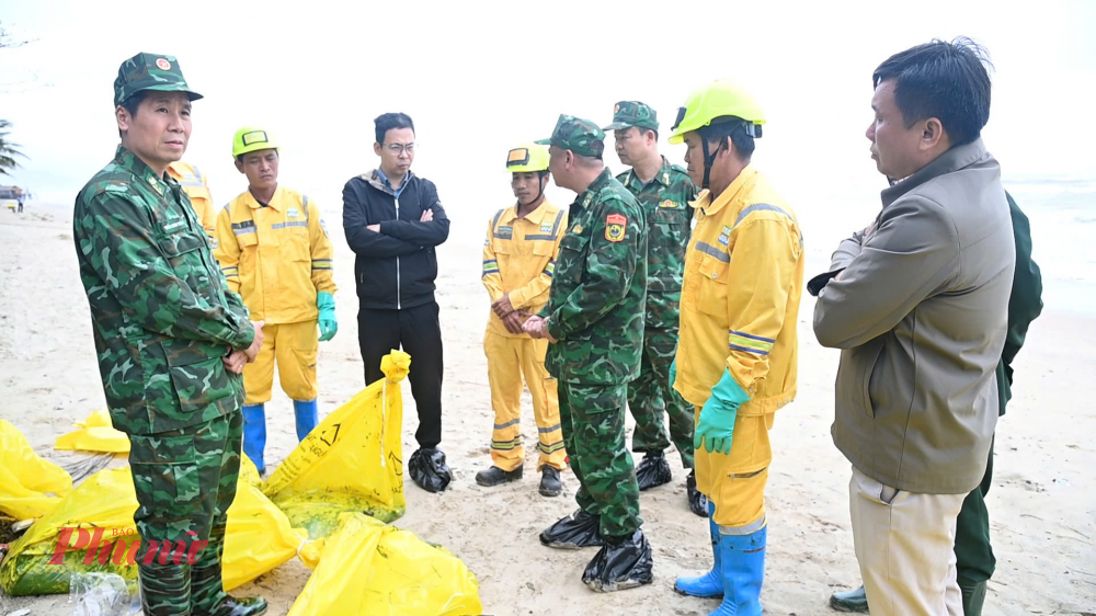 Với lượng dầu tràn vào rất lớn vì vậy quá trình thực hiện gặp rất nhiều khó khăn nhất là lượng dầu trôi dạt vào đang bị cát vùi lấp, một lượng khác bị cuốn vào với những rác thải trên bờ biển làm cho việc thu gom dầu gặp rất nhiều khó khăn