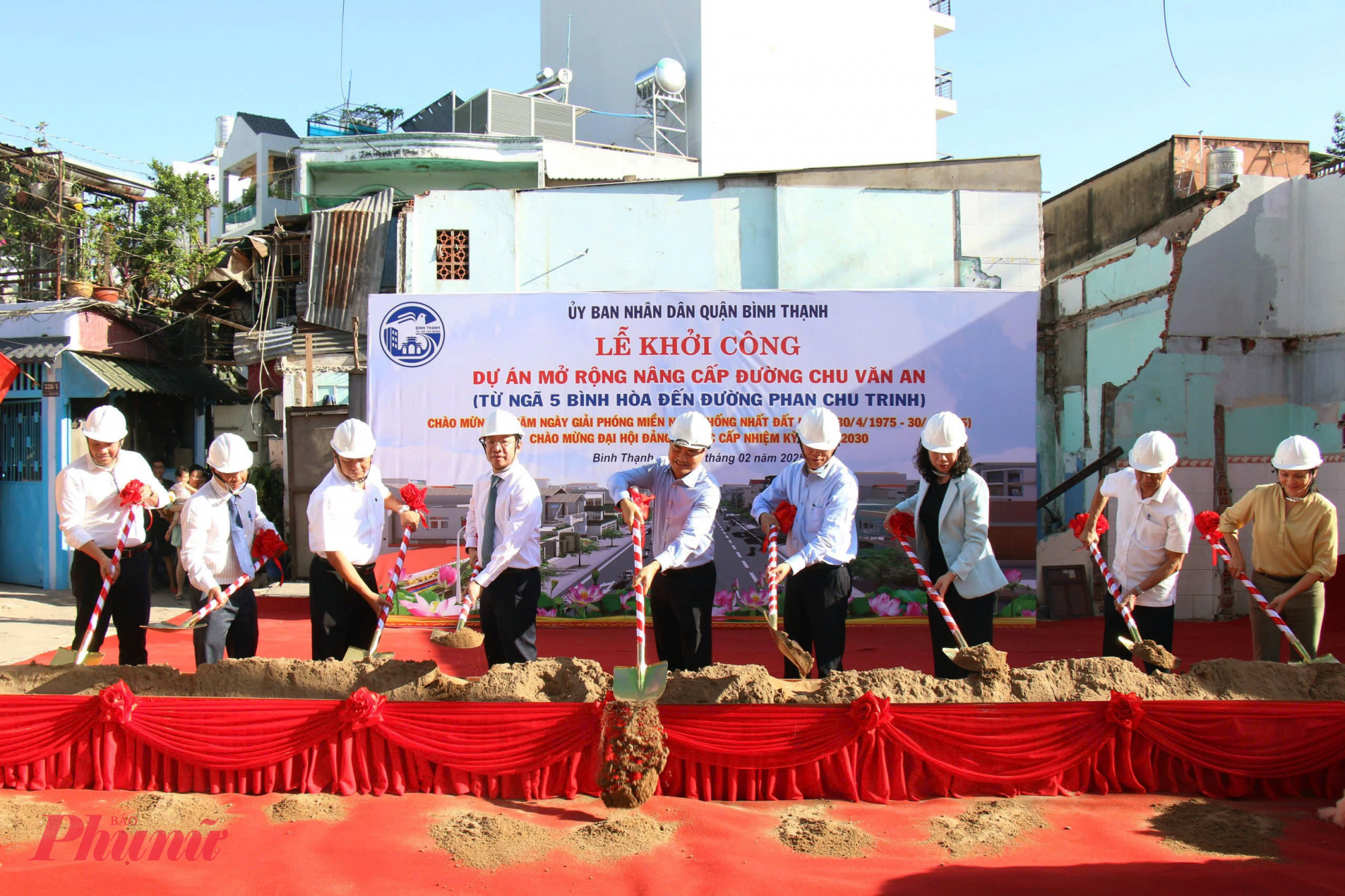 Các đại biểu thực hiện nghi thức khởi công dự án - Ảnh: Vũ Quyền