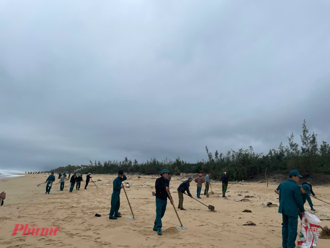 Kết quả thử nghiệm mẫu do Trung tâm Quan trắc Tài nguyên và Môi trường thuộc Sở Tài nguyên và Môi trường TP Huế thực hiện, so sánh, đối chiếu theo QCVN 10:2023/BTNMT Quy chuẩn kỹ thuật quốc gia về chất lượng nước biển cho thấy, thông số pH và dầu mỡ khoáng đều đạt quy chuẩn. Cụ thể, các thông số dầu mỡ khoáng tại 4 vị trí lấy mẫu đều dưới ngưỡng phát hiện của phương pháp thử nghiệm.Sở sẽ tiếp tục theo dõi  diễn biến vụ việc, tiến hành quan trắc chất lượng môi trường nước biển ven bờ khu vực Lăng Cô, Lộc Vĩnh nhằm đảm bảo an toàn môi trường tự nhiên nơi đây.