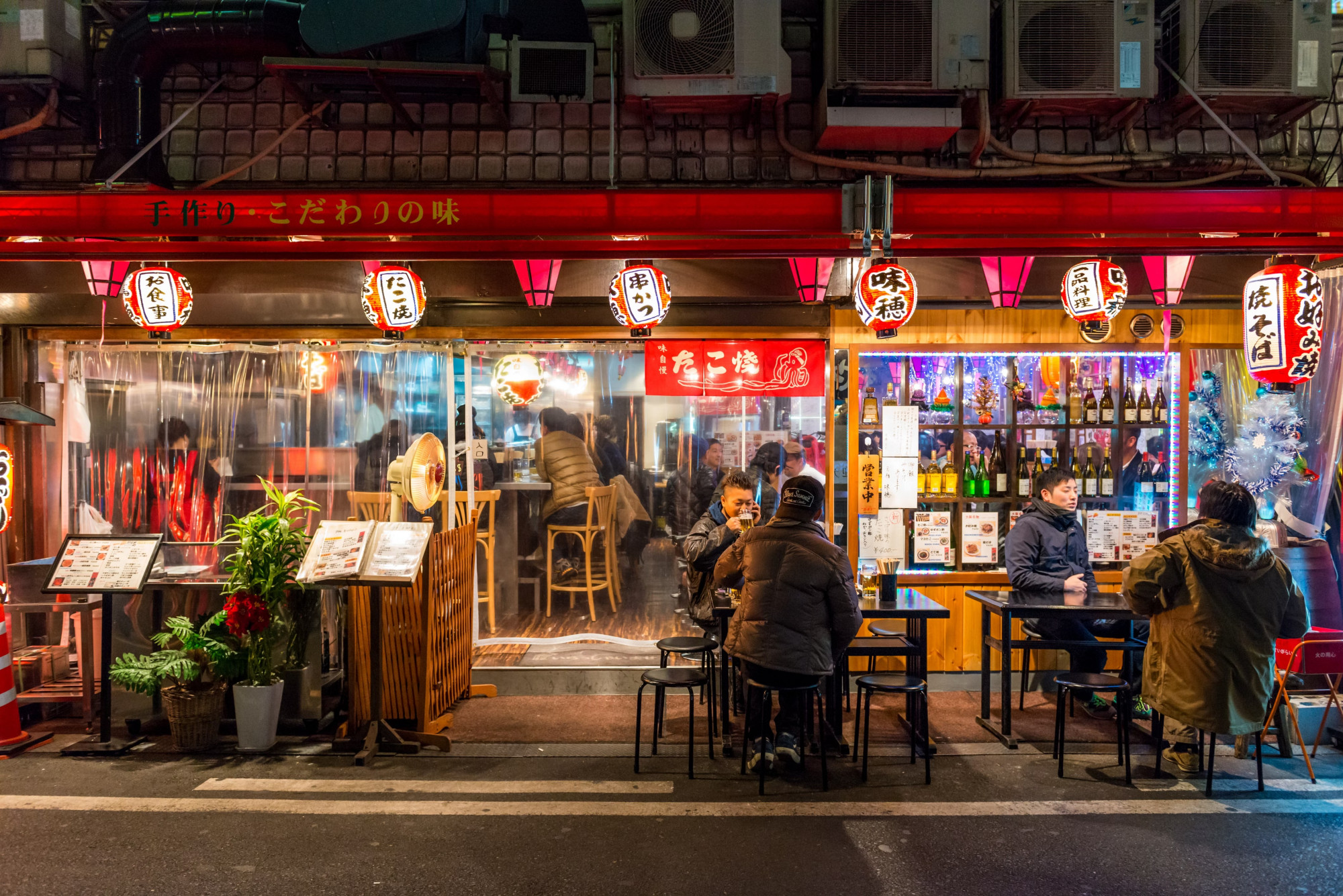 9. Osaka Tốt nhất cho đồ ăn đường phố và cuộc sống về đêm  Tokyo không phải là thành phố có tất cả những điều tuyệt vời nhất khi nói đến trải nghiệm đô thị. Osaka , thành phố lớn thứ ba của Nhật Bản, là nơi có đồ ăn đường phố hàng đầu: đừng bỏ lỡ món ăn đặc trưng của thành phố, takoyaki (bánh bao bạch tuộc nướng).  Nơi đây cũng có cảnh đêm ấn tượng nhất: màn trình diễn ánh sáng LED rực rỡ, biển báo động và màn hình video nhấp nháy dọc theo con đường ven kênh Dōtombori .  Thành phố này, trung tâm thương mại lâu đời nhất của Nhật Bản, có nhịp sống, tinh thần và niềm say mê cuộc sống riêng; khẩu hiệu không chính thức của thành phố là kuidaore (ăn cho đến khi bạn mệt nhoài).  Mẹo lập kế hoạch: Ngoài phí lưu trú qua đêm, các khách sạn ở Osaka thường sẽ tính thêm thuế lưu trú, tùy thuộc vào mức giá tiêu chuẩn qua đêm.