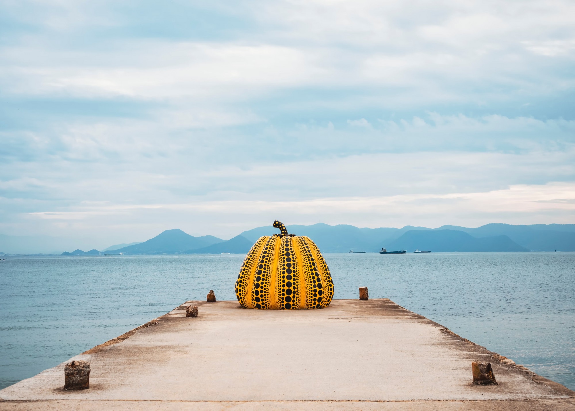 3. Naoshima Tốt nhất cho nghệ thuật và kiến ​​trúc  Naoshima là một trong những câu chuyện thành công lớn của Nhật Bản: từng là một hòn đảo nông thôn bên bờ vực trở thành thị trấn ma, giờ đây đã trở thành trung tâm nghệ thuật đương đại đẳng cấp thế giới.  Nhiều kiến ​​trúc sư được ca ngợi nhất của Nhật Bản đã đóng góp các công trình, bao gồm bảo tàng, khách sạn boutique và thậm chí cả nhà tắm hơi - tất cả đều được thiết kế để tôn lên vẻ đẹp tự nhiên của hòn đảo và bổ sung cho các khu định cư hiện có.  Sự kết hợp giữa phong cách tiên phong và nông thôn Nhật Bản thật quyến rũ. Nó cũng truyền cảm hứng cho một số người dân địa phương chuyển đến đây để theo đuổi cuộc sống chậm rãi hơn bên ngoài các thành phố lớn.  Mẹo lập kế hoạch: Hãy cố gắng lên kế hoạch cho chuyến thăm của bạn vào một trong ba cuộc triển lãm của lễ hội Setouchi Triennale , diễn ra vào mùa xuân, mùa hè và mùa thu ba năm một lần – bao gồm cả năm 2025. Naoshima tổ chức nhiều sự kiện nghệ thuật, kịch, âm nhạc và khiêu vũ khiến lễ hội này trở thành một trong những điểm đến bạn nên đưa vào danh sách mong muốn của mình.