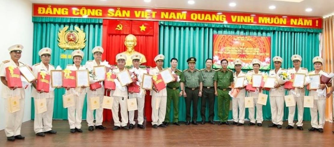 Ban giám đốc Công an tỉnh An Giang trao quyết định nghỉ hưu trước tuổi cho 23 cán bộ. Ảnh: Công an An Giang