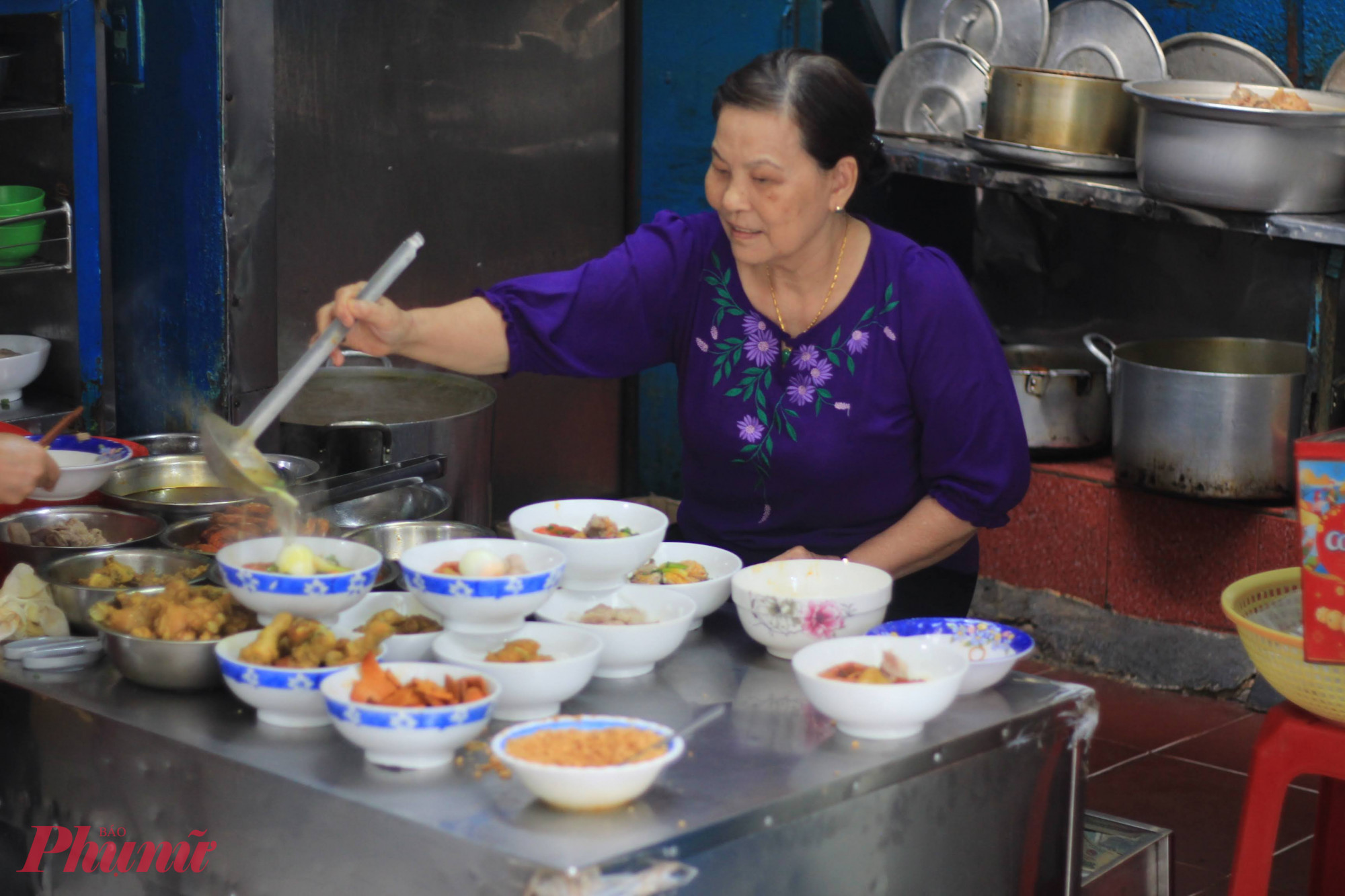 Với quan niệm “Món ăn lúc nào cũng phải mới, nóng và tươi..” nên khi thưởng thức tô mì quảng tại đây, bạn sẽ thấy được nét đa sắc từ sợi mì, nước nhưn, phần tôm, thịt, rau sống, bánh tráng cho đến những trái ớt sừng cay xé lưỡi của vùng đất Quảng Nam đầy nắng gió. Từ sợi mì đến nước nhưn đều do quán tự làm qua những giai đoạn rất công phu. Để đảm bảo chất lượng sợi mì, quán có hợp tác với các nhà chế biến làm mì, dùng gạo còn nguyên vỏ cám đem ngâm rồi xay . Bột xay đem tráng thành bánh và cắt thành những sợi đều đặn. Phần nước nhưn thì được ninh từ nước hầm từ xương, sau đó chỉ chan sền sệt vừa đủ thấm vào từng sợi mì, làm mềm rau sống và bánh tráng ăn kèm. Một tô mì ngon về chất lượng chưa đủ, nó còn nhờ thêm các hương vị của hành, đậu, dầu tất cả quyện chunh vào nhau tạo nên hương vị đậm đà của mì quảng. Và mì Quảng Sâm đáp ứng được tất cả những yếu tố ấy.