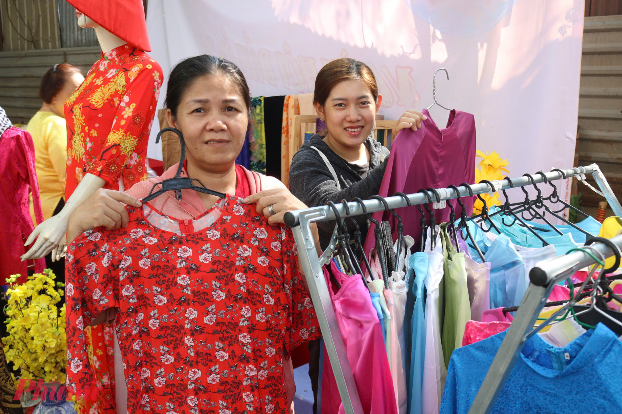 Gian hàng áo dài yêu thương thu hút nhiều người đến lựa chọn