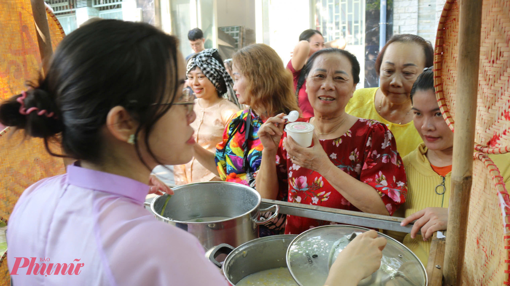 Quầy chè và các món bánh dân gian được chuẩn bị chu đáo phục vụ các chị em phụ nữ khó khăn