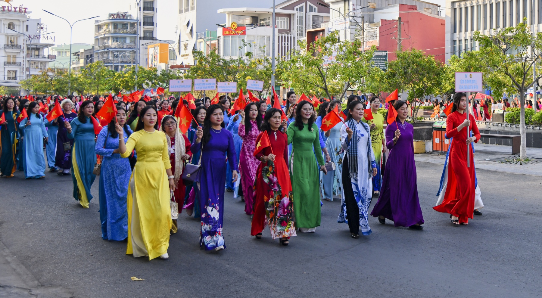 Các đại biểu tham gia diễu hành tôn vinh áo dài