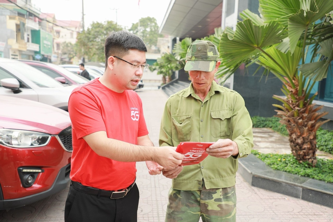 Nhân viên Viettel giới thiệu các gói cước 5G cho khách hàng - Ảnh: Viettel