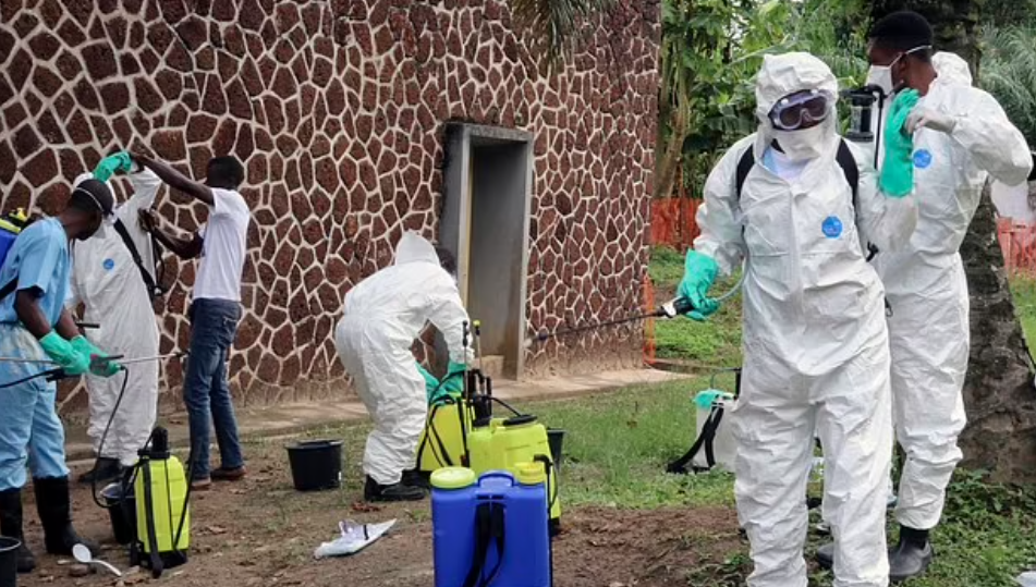 g công nhân ở Congo đang khử trùng các tòa nhà sau đợt bùng phát virus Ebola vào tháng 7 năm 2018