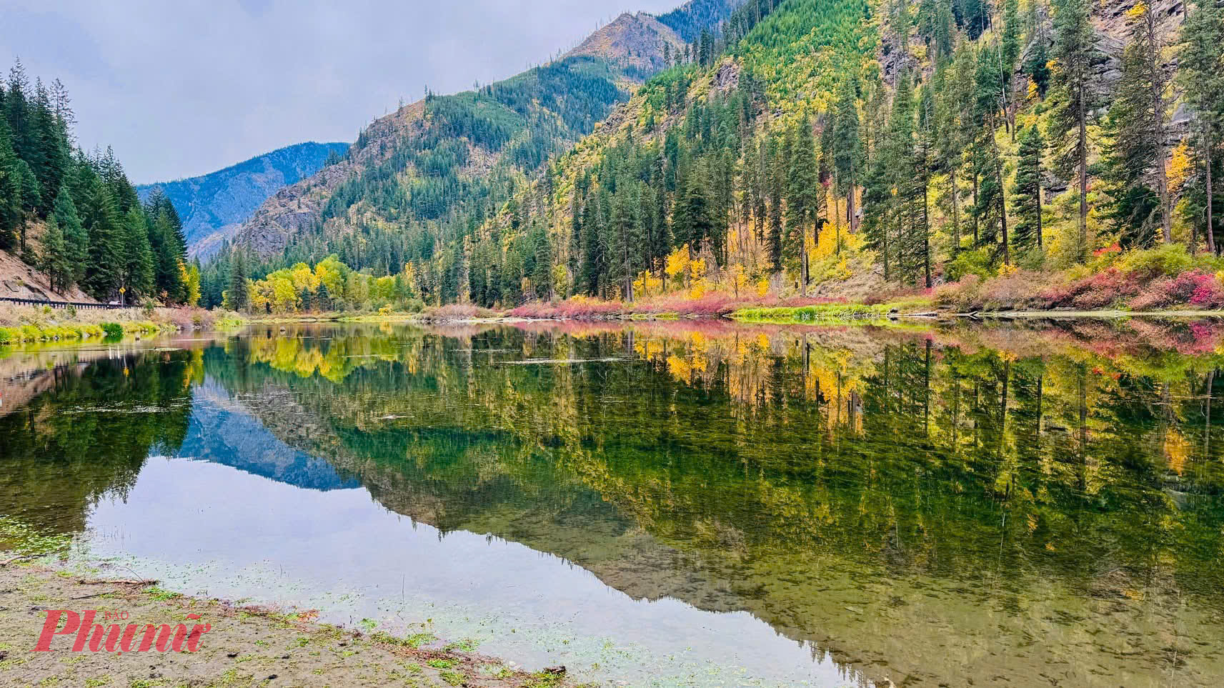 Leavenworth nằm giữa dãy núi Cascade, nơi có con sông, rừng rậm và đường mòn tuyệt đẹp. Đây là địa điểm lý tưởng để leo núi, đi bộ đường dài, chèo thuyền kayak và cắm trại.