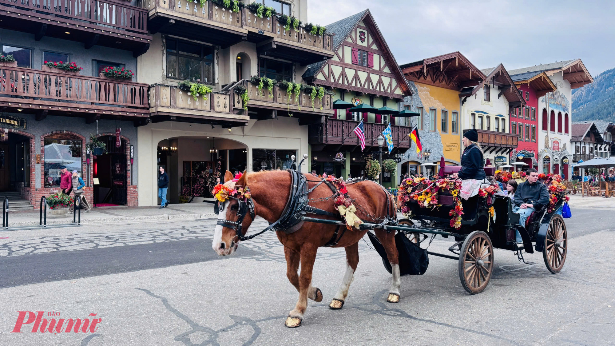 Leavenworth là điểm đến mùa đông tuyệt đẹp. Đông đảo du khách đổ về đây để đón giáng sinh, họ đi qua các cửa hàng trang trí rực rỡ, cùng ăn bánh gừng, đi xe ngựa kéo…