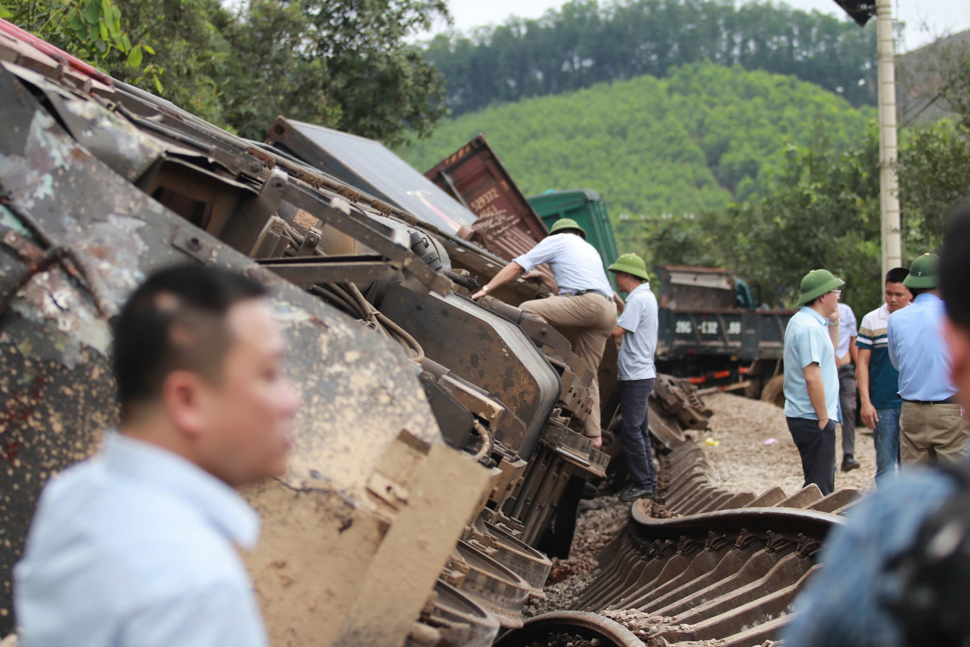 Đầu và 3 toa tàu hàng bị lật nghiêng sau vụ tai nạn - Ảnh: Quỳnh Lưu