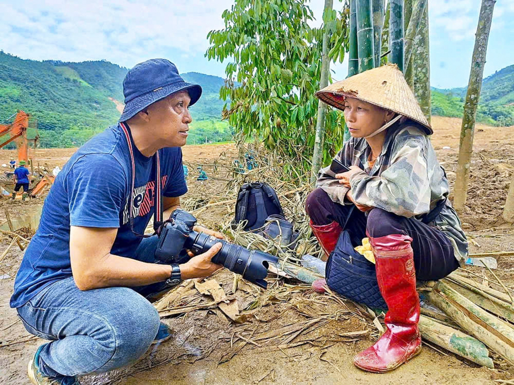 Nghệ sĩ nhiếp ảnh Nguyễn Á tác nghiệp tại Làng Nủ - Ảnh do nhân vật cung cấp