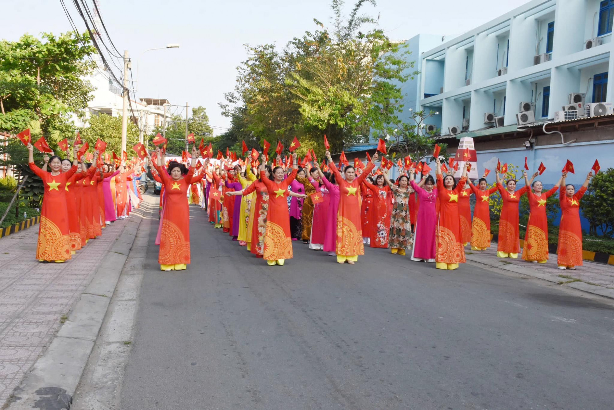 Hội viên phường 14 quận 10 đồng diễn áo dài tại địa bàn dân cư