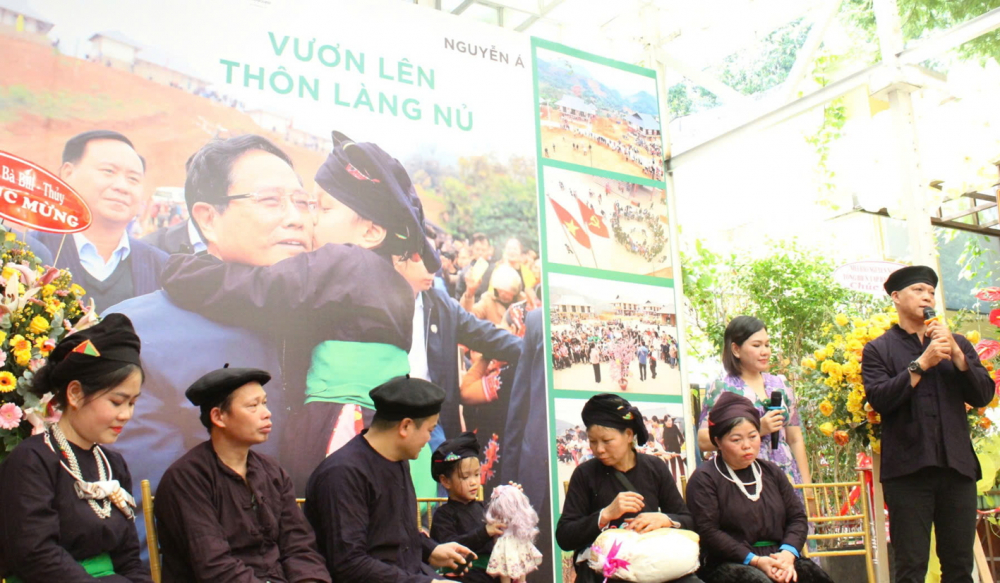 Nghệ sĩ nhiếp ảnh Nguyễn Á (bìa phải) cùng 6 người dân Làng Nủ đến TPHCM giao lưu ra mắt sách Vươn lên thôn Làng Nủ