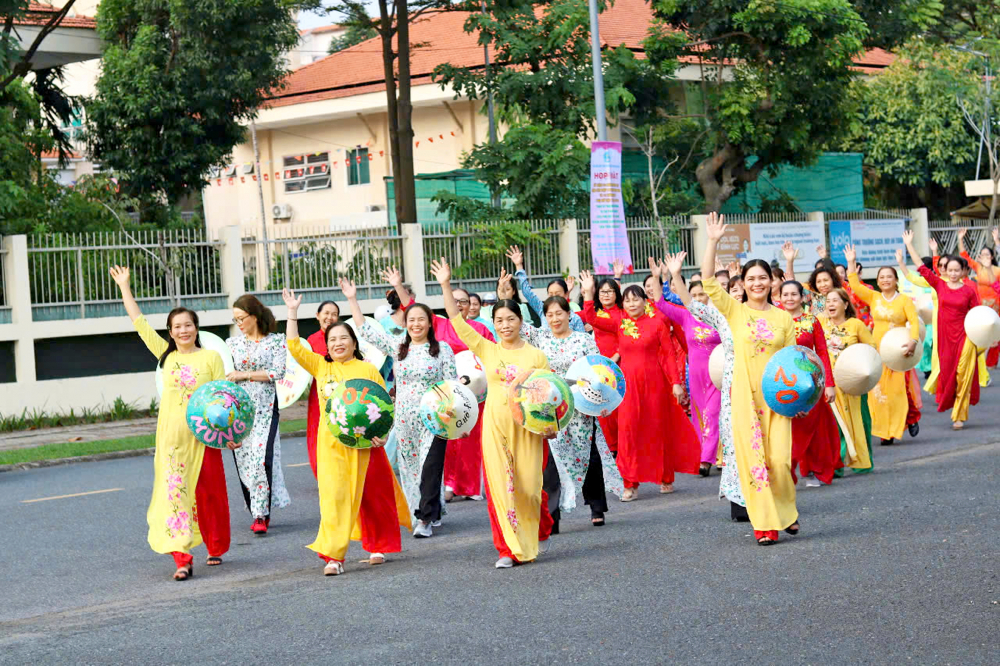 Phụ nữ TPHCM năng động, tự tin bước vào kỷ nguyên mới Hơn 500 phụ nữ trong chương trình trình diễn để quảng bá áo dài do Hội LHPN TP Thủ Đức tổ chức ẢNH: MẪN NHI