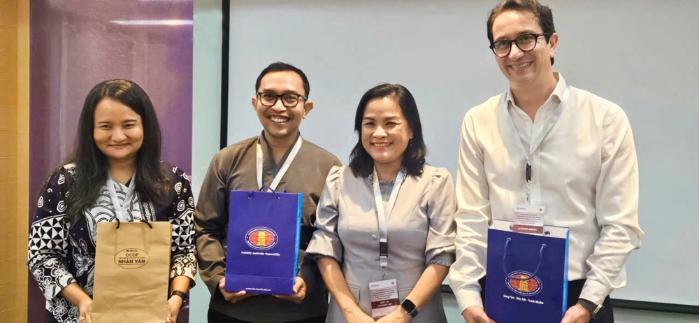 Phụ nữ TPHCM năng động, tự tin bước vào kỷ nguyên mới Giáo sư, tiến sĩ Ngô Thị Phương Lan (thứ hai từ phải sang) tham dự một hoạt động của Hiệp hội Các trường đại học Đông Nam Á (AsTEN) tại Singapore trong vai trò Chủ tịch AsTEN nhiệm kỳ 2023-2027 - Ảnh do nhân vật cung cấp