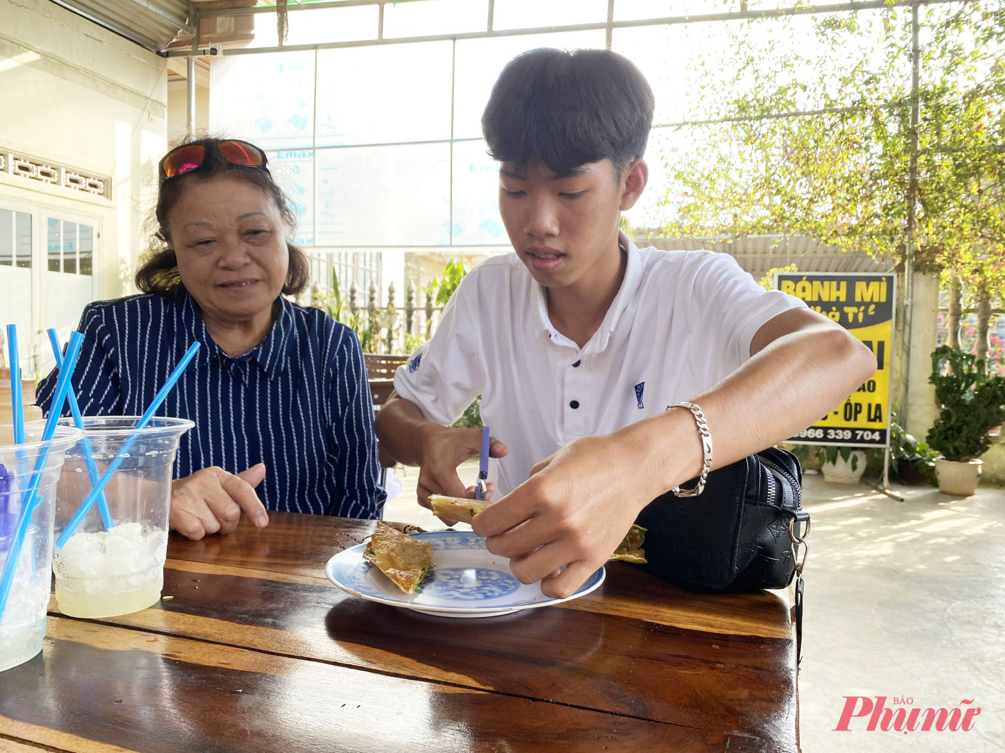 Mẹ đi chơi với trẻ con hàng xóm (ảnh tác giả cung cấp)