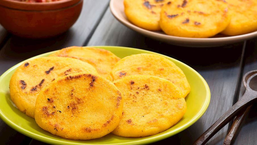 Arepa là một loại bánh ngô truyền thống phổ biến ở Colombia và Venezuela. Bánh được làm từ bột ngô trắng hoặc vàng, nhào với nước và muối, sau đó nướng, chiên hoặc nướng vỉ để tạo lớp vỏ giòn và bên trong mềm dẻo. Arepa có thể ăn kèm với nhiều loại nhân như phô mai, bơ, thịt gà, thịt bò, trứng hoặc đậu, tạo nên hương vị phong phú. Ở mỗi vùng, cách chế biến và phục vụ arepa có sự khác biệt, phản ánh đặc trưng ẩm thực địa phương. Đây là món ăn sáng phổ biến, thường được dùng kèm cà phê hoặc chocolate nóng.