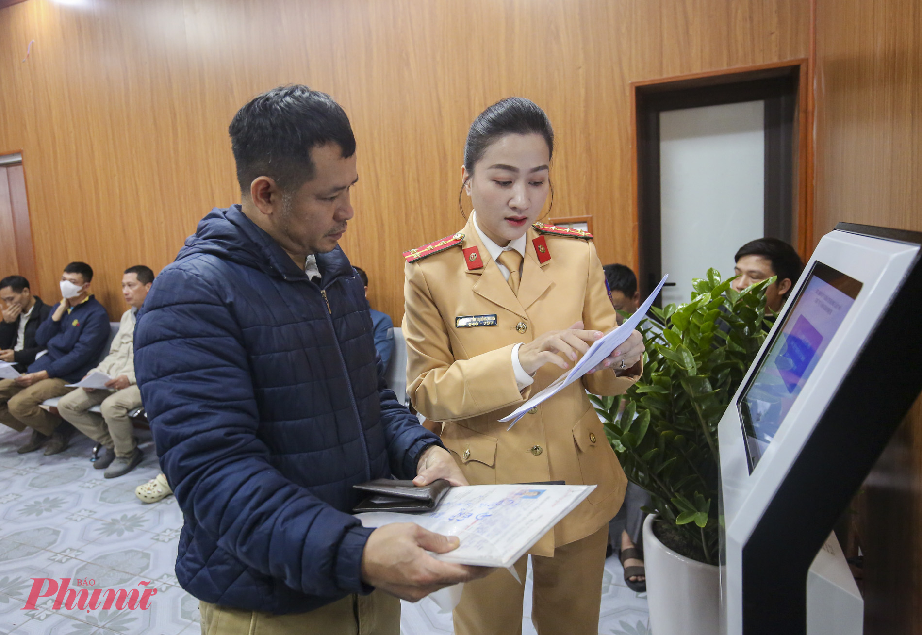 Tương tự, chị Trần Thị Lan (Gia Lâm, Hà Nội) cũng bày tỏ sự hài lòng khi lần đầu thực hiện cấp đổi GPLX tại cơ sở mới. “Tôi có đọc thông tin về việc chuyển đổi này nhưng vẫn hơi lo liệu có chậm trễ không. Tuy nhiên, khi đến làm thủ tục thì thấy rất nhanh gọn, CSGT hướng dẫn từng bước nên không gặp khó khăn gì.”