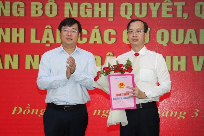 Bí thư Tỉnh ủy Đồng Tháp Lê Quốc Phong trao quyết định và tặng hoa chúc mừng ông Trần Trí Quang - quyền Chủ tịch UBND Đồng Tháp. Ảnh: Ánh Nguyệt