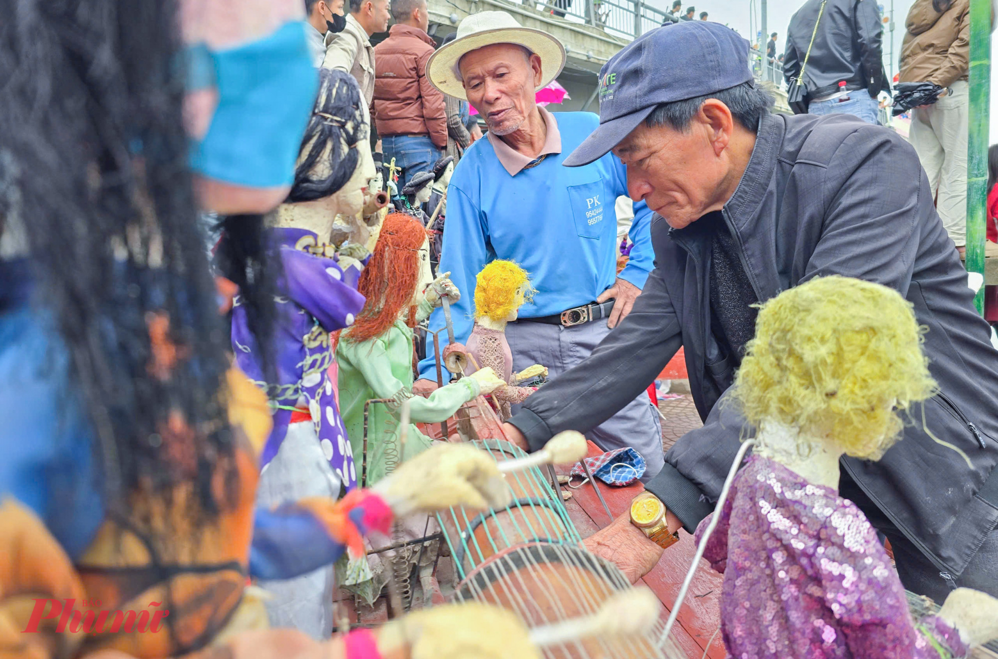 Không chỉ sẵn sàng phục vụ khán giả ngay tại nhà, ông Thân còn mang các dàn rối điện của mình đến các lễ hội, lễ kỷ niệm, đám cưới… ở địa phương để biểu diễn. Ông nói rằng, phần lớn ông chỉ biểu diễn miễn phí với mong muốn giúp thế hệ trẻ hiểu hơn về những giá trị văn hóa của dân tộc.