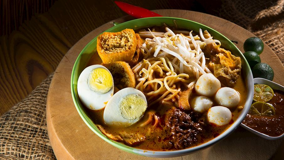 Laksa là một món bún nổi tiếng ở Đông Nam Á, đặc biệt phổ biến ở Malaysia, Singapore và Indonesia. Món này có hai loại chính: Curry Laksa (nước dùng cà ri cốt dừa béo ngậy) và Asam Laksa (nước dùng me chua cay). Thành phần chính gồm bún hoặc mì, ăn kèm với tôm, gà, cá, trứng và rau thơm. Nước dùng đậm đà nhờ sự kết hợp của gia vị như sả, ớt, tôm khô và cốt dừa hoặc me.