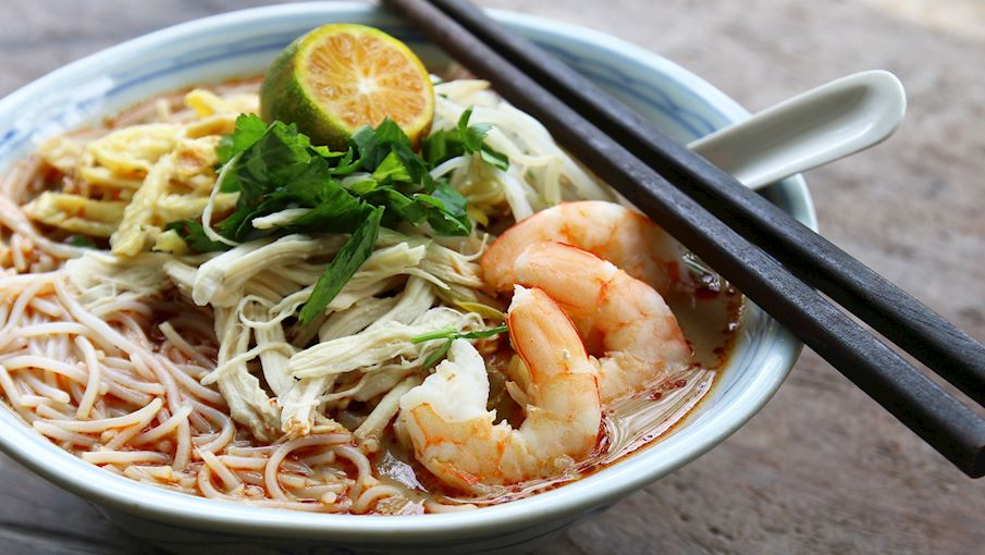 Sarawak laksa là một món bún nổi tiếng của bang Sarawak, Malaysia, có hương vị đặc trưng và khác biệt so với các loại laksa khác. Nước dùng được làm từ hỗn hợp gia vị gồm tôm khô, sả, ớt, me, nước cốt dừa và nhiều loại thảo mộc, tạo nên vị cay, béo và chua thanh. Bún thường được ăn kèm với tôm, thịt gà xé, trứng tráng mỏng thái sợi, giá đỗ và rau mùi. Món này thường được phục vụ với chanh kasturi và sambal để tăng thêm hương vị. 