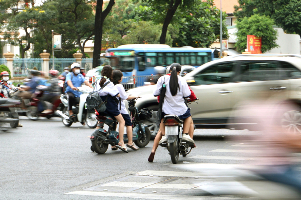 Dù vi phạm nhiều lỗi an toàn theo quy định, nhưng vì giá rẻ, thời trang, nên nhiều xe đạp điện không rõ nguồn gốc vẫn đang là sự lựa chọn của nhiều người