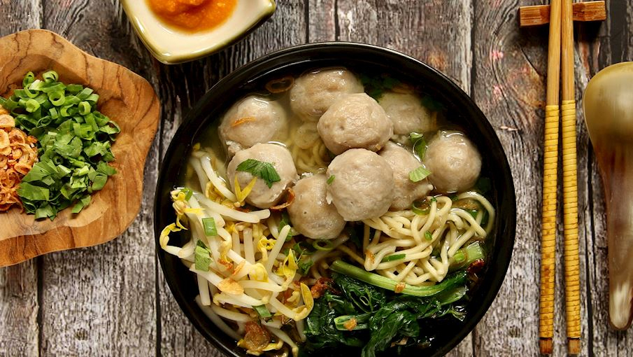 Bakso Solo là một món súp thịt viên nổi tiếng của thành phố Solo (Surakarta), Indonesia. Món này gồm viên bò viên (bakso) dai giòn, ăn cùng nước dùng trong, bún hoặc mì vàng, và các loại rau như giá đỗ, hành lá. Nước dùng được nấu từ xương bò, tạo vị ngọt thanh tự nhiên. Bakso Solo thường được phục vụ kèm với tương ớt, nước tương ngọt (kecap manis) và bánh hoành thánh chiên giòn. 