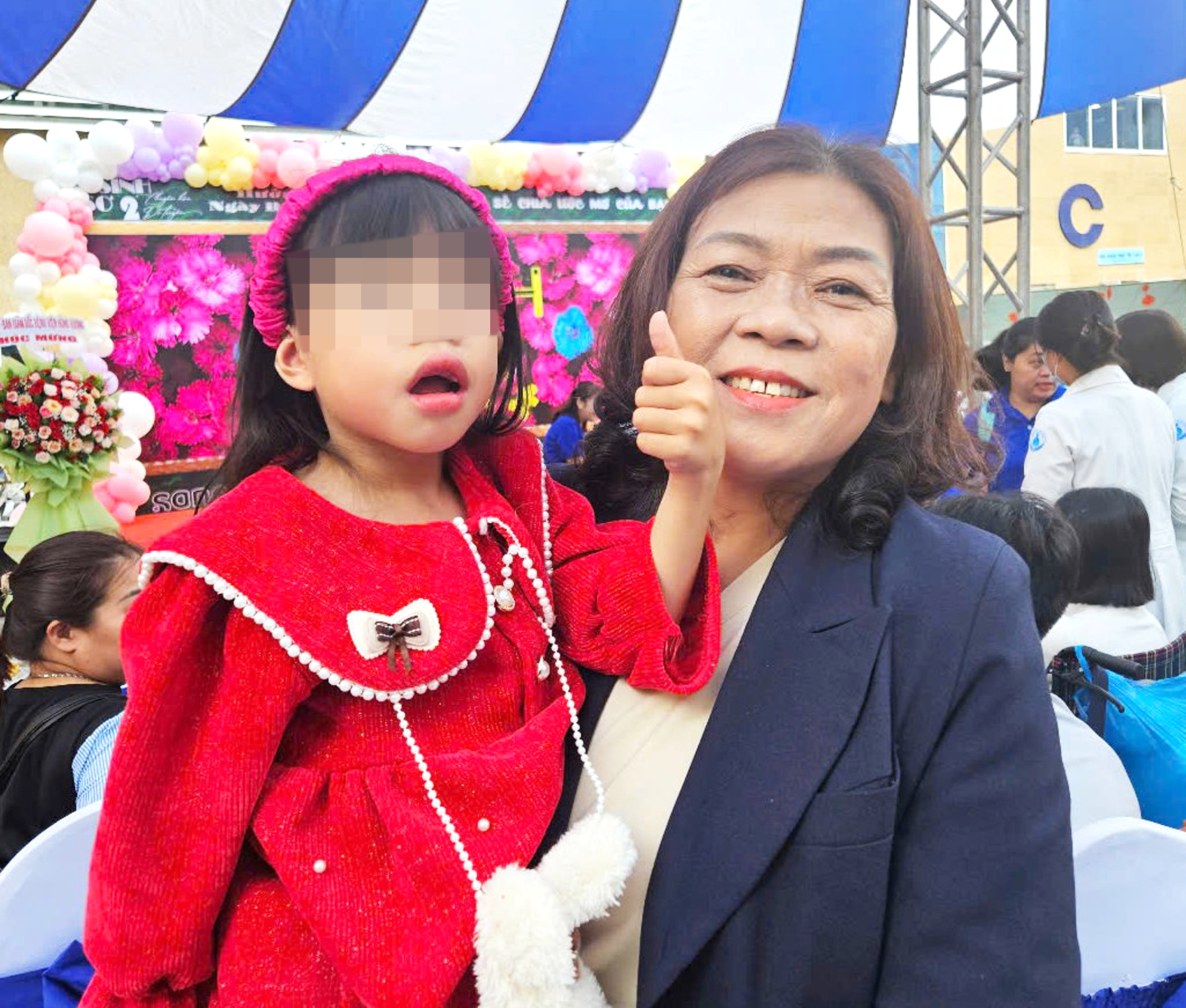 Bệnh hiếm và những bệnh nhi nhỏ bé kiên cường Bà Hoa và bé M.L.G.A., hiện bé đã đi học mầm non, hoạt bát, thích múa hát