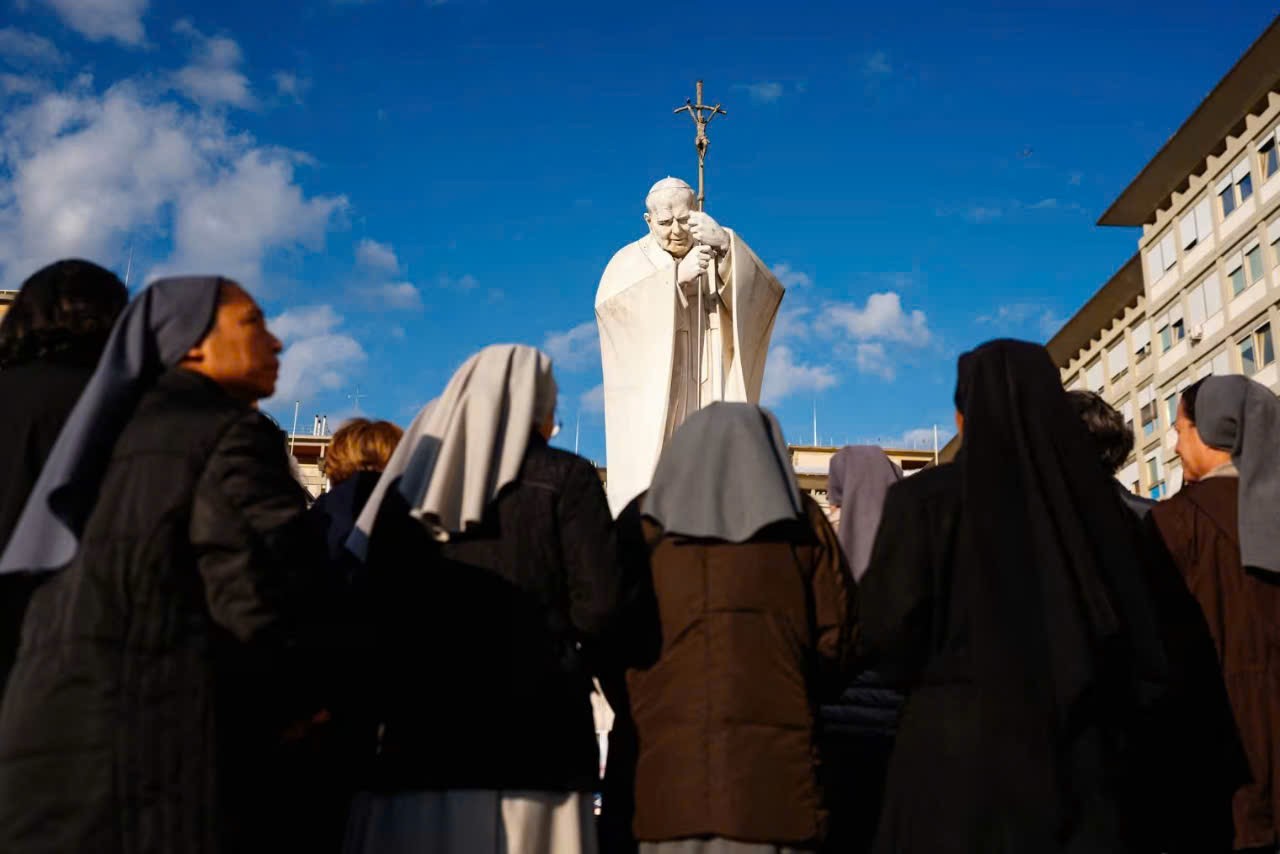 Các nữ tu cầu nguyện cho Giáo hoàng Francis - Ảnh: AFP