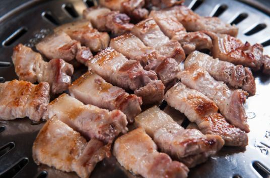 Thịt ba chỉ nướng, hay còn gọi là samgyeopsal, là món ăn được người Hàn Quốc ưa chuộng