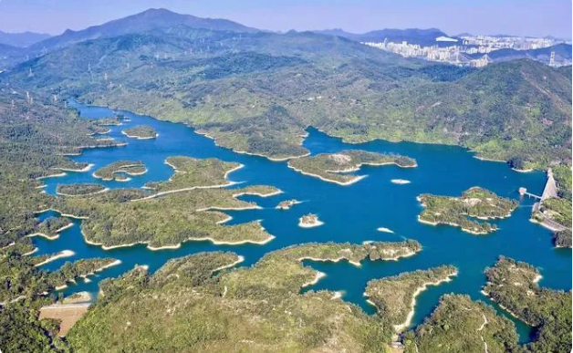 Xem hồ Thousand Island nổi tiếng. Hồ này thường được gọi là hồ ngàn đảo. Đây là một trong những hồ chứa nước đẹp nhất ở Hồng Kông - Ảnh: Shutterstock 