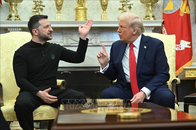 Tổng thống Mỹ Donald Trump (phải) hội đàm với Tổng thống Ukraine Volodymyr Zelensky tại Nhà Trắng, ngày 28/2/2025 - Ảnh: AP/TTXVN