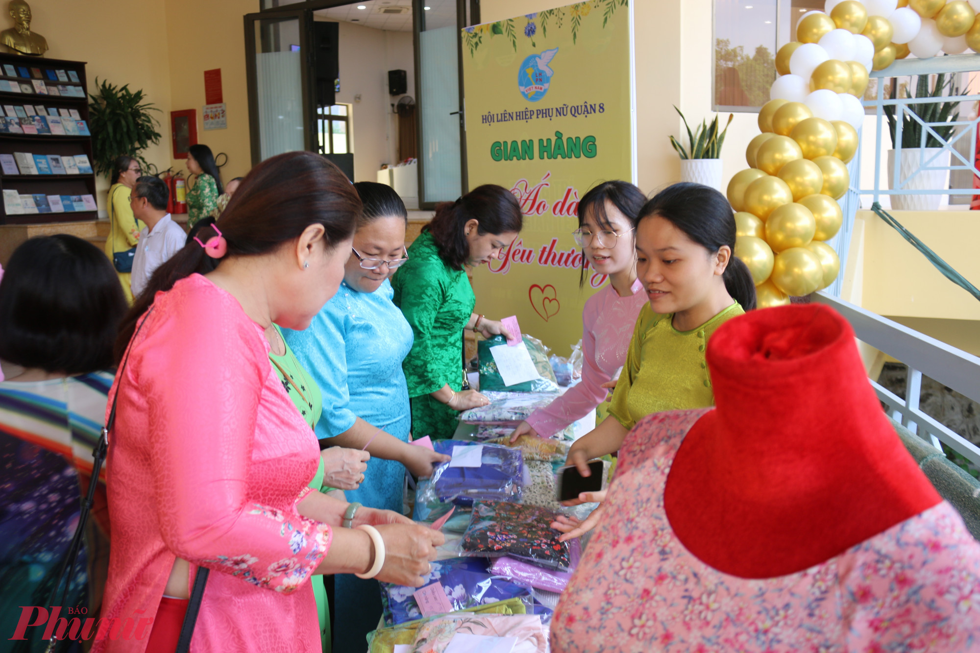 Tại quận 8, Hội LHPN quận cũng san sẻ yêu thương, trao tặng áo dài đến nhiều cán bộ, hội viên phụ nữ