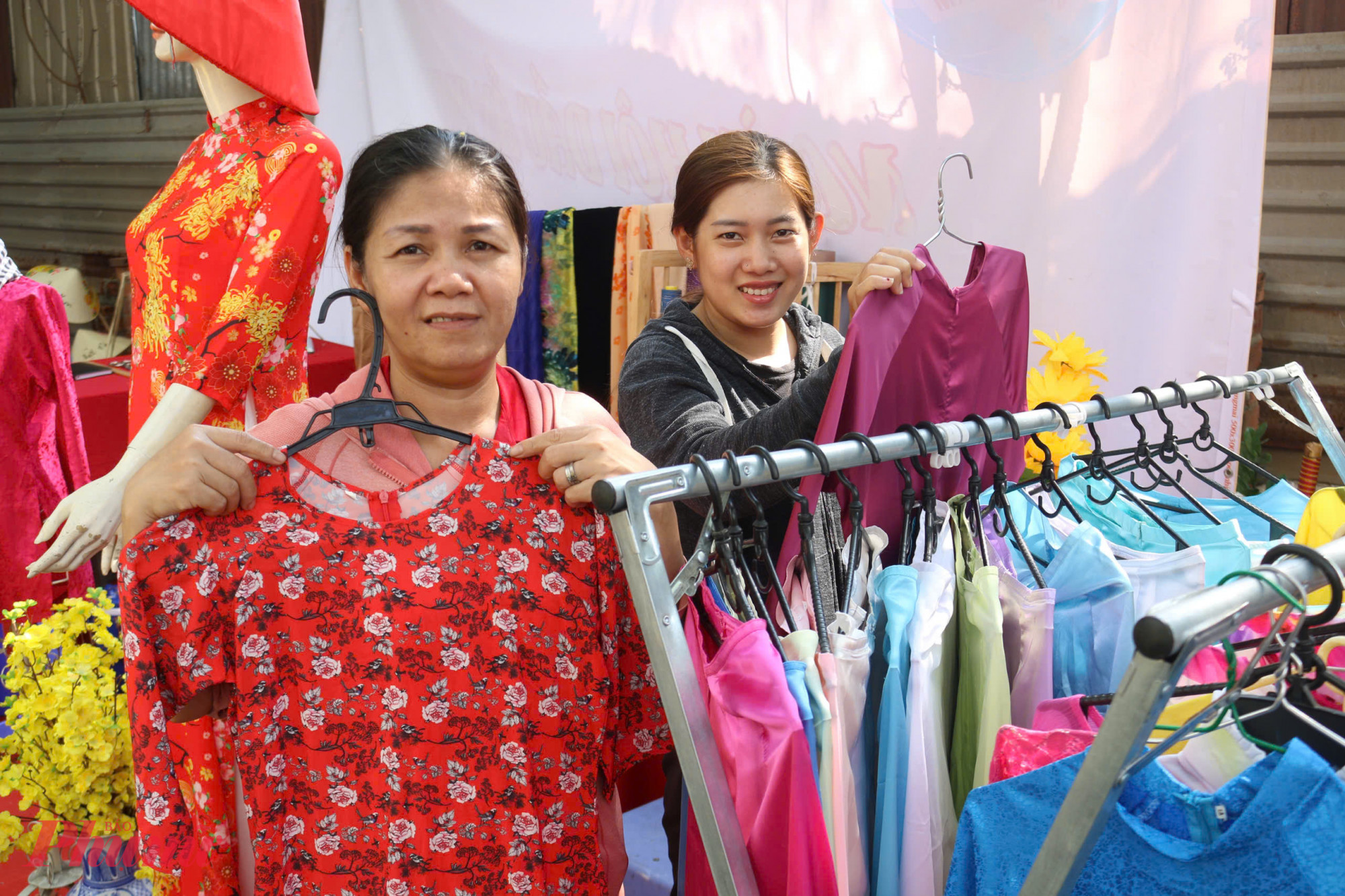 Gian hàng “Áo dài yêu thương” tại phường 22, quận Bình Thạnh thu hút đông đảo chị em phụ nữ có hoàn cảnh khó khăn và nữ công nhân